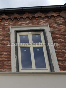 Műemlék ablakok törtfehér színben díszléccel