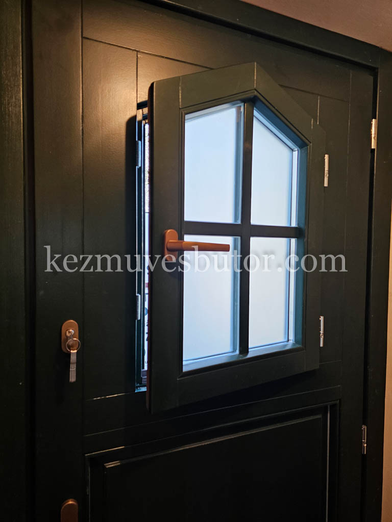 Nyitható kisablak ajtóba Nyitható kisablak bejárati ajtóban
