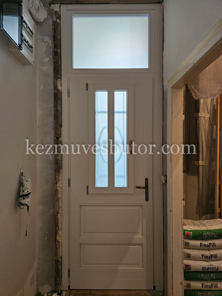 Pesti magas bejárati ajtó kisablakkal Magas pesti bejárati ajtó kisablakkal