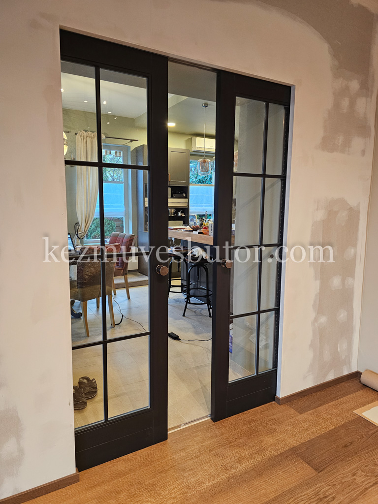 Rejtett tolóajtó szürke színben Szürke rejtett tolóajtó