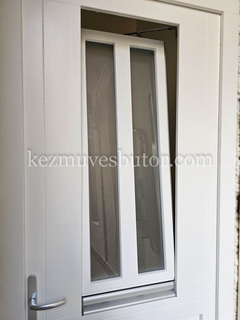 Savmart üveges kisablakos ajtó belvárosi lakáshoz Belvárosi bejárati ajtó savmart, nyitható kis ablakkal