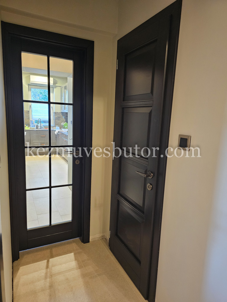 WC ajtó szürke színben Szürke WC ajtó