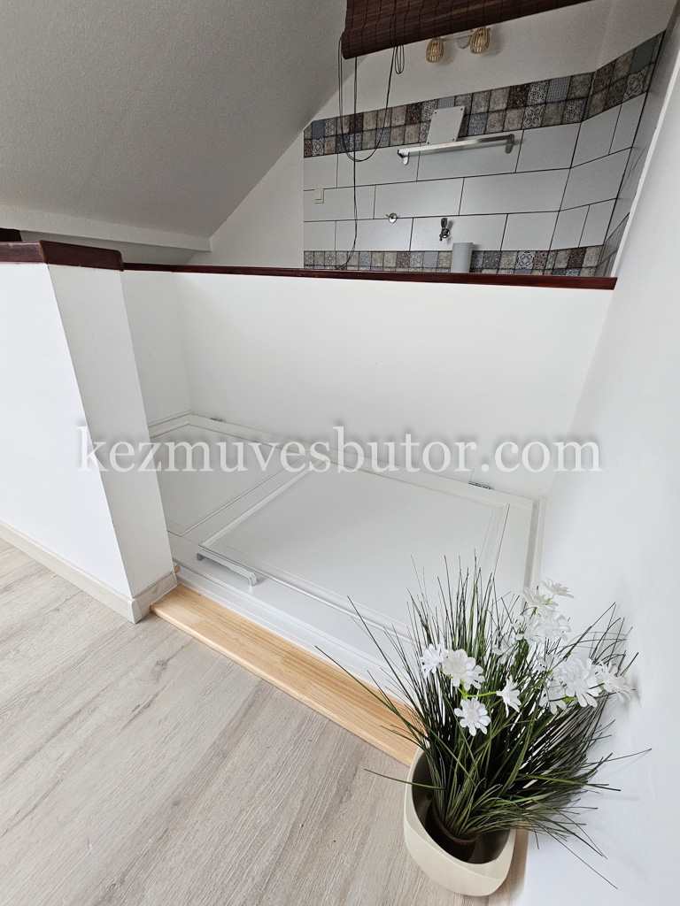 Tetőrtéri beltéri ajtó kép Tetőrtéri beltéri ajtó