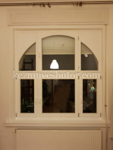 Tokba épített íves fa ablak