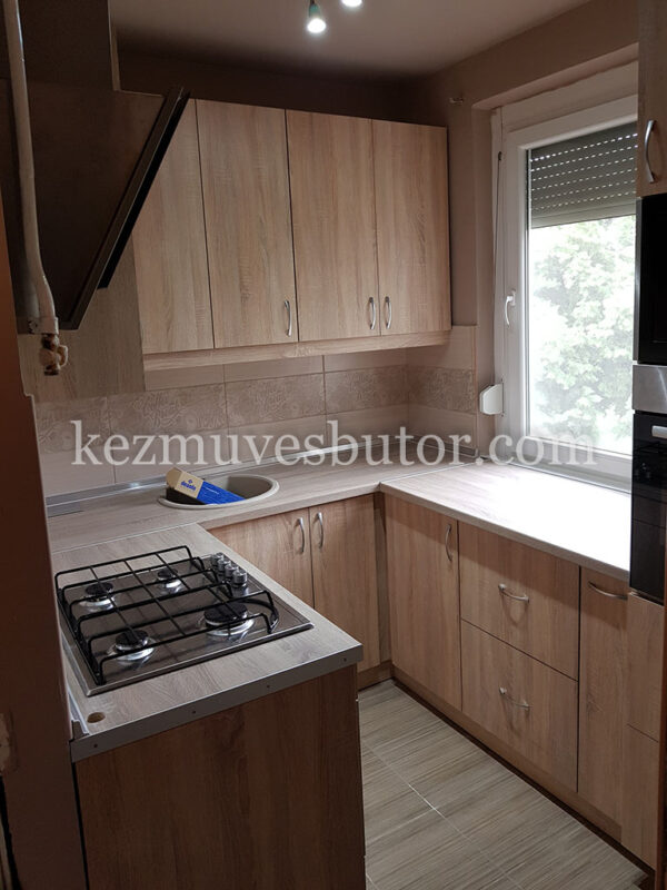 kép Tölgy színű konyhabútor panel lakásba
