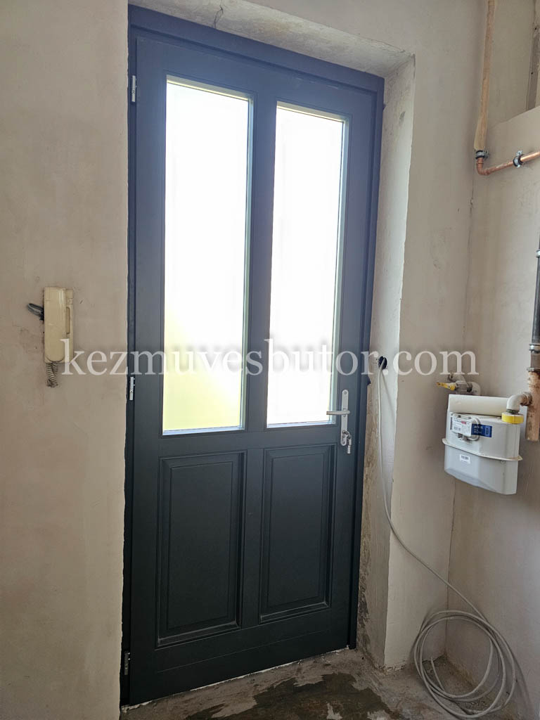 Zöld fa bejárati ajtó – belső oldali kialakítás Fa zöld bejárati ajtó belső nézete