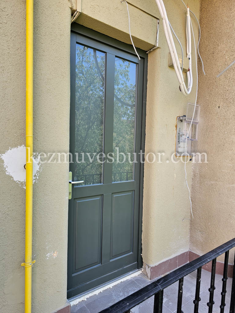 Zöld fa bejárati ajtó pesti lakáshoz Fa zöld bejárati ajtó pesti lakás bejárataként