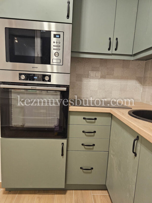 Beépített Gorenje sütő és fiókos alsószekrény zsályazöld konyhabútorban