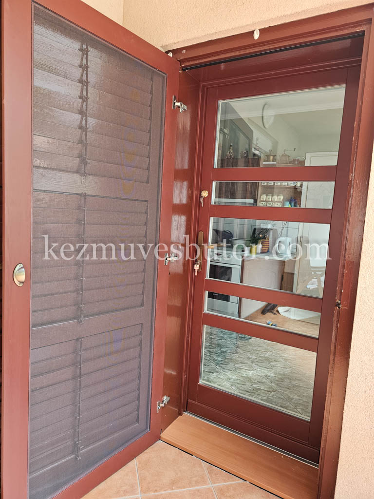 Családi ház bejárati ajtó nyitható szúnyoghálóval – Bicske Családi ház fehér bejárati ajtó nyitható szúnyoghálóval, beépítve Bicskén