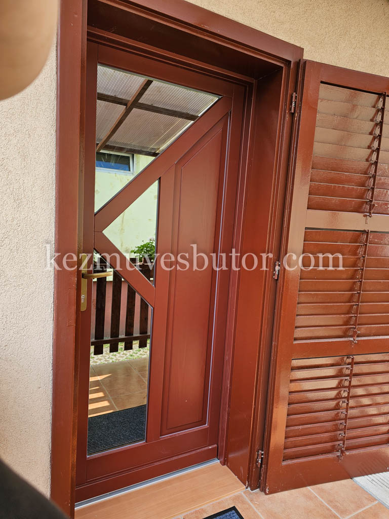 Családi ház dupla ajtó – Bicske Dupla bejárati ajtó beépítése családi házba Bicskén