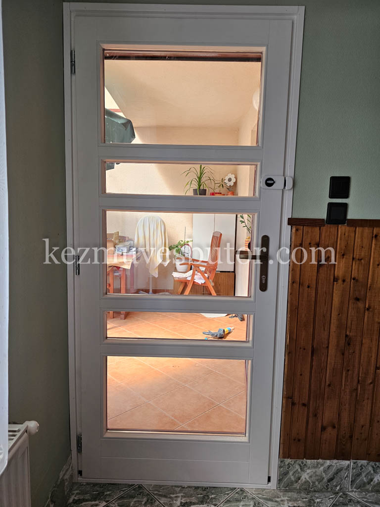 Családi ház hőszigetelt bejárati ajtó – Bicske Hőszigetelt bejárati ajtó beépítése családi házba Bicskén