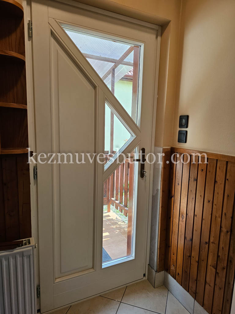 Fehér bejárati ajtó – családi ház, Bicske Fehér bejárati ajtó beépítése családi házba Bicskén