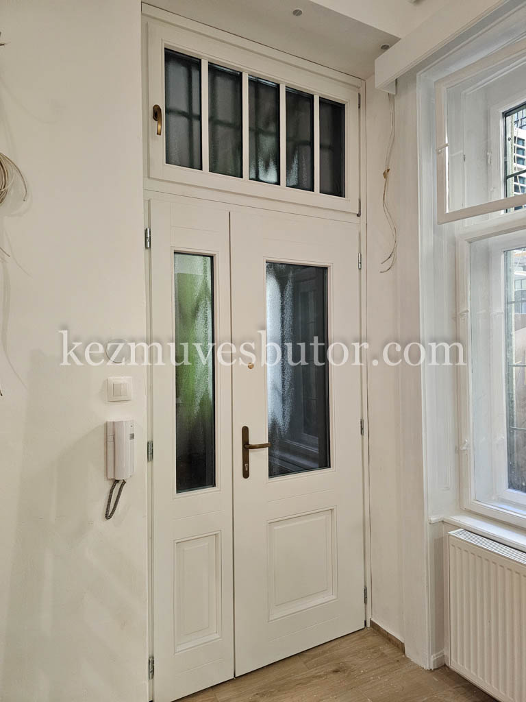 Fehér kétszárnyú bejárati ajtó – Budapest 8. kerület Fehér kétszárnyú bejárati ajtó beépítése Budapest 8. kerületében, belvárosi társasházban