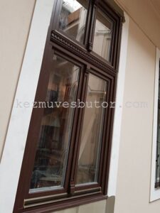 Festett ablak díszborítással Festett ablak díszborítással egyedi kivitelben