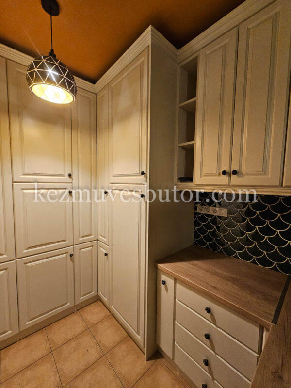 Kicsi, de tágas tört fehér konyhabútor mennyezetig Kicsi, de tágas tört fehér konyhabútor beépítve mennyezetig szekrényekkel, praktikus elrendezéssel