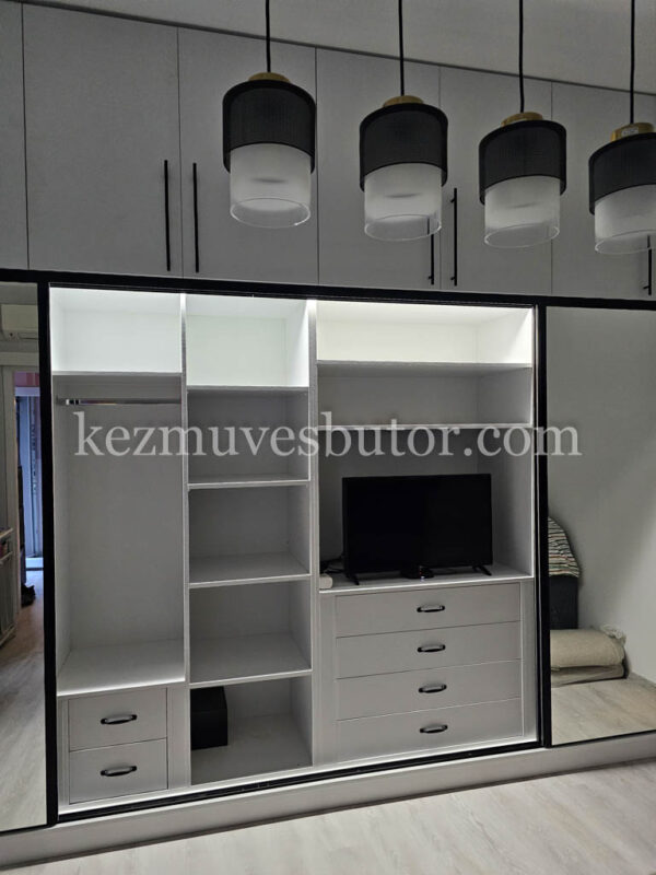 led-vilagitos-egyedi-gardrob-tv-tartoval Belső LED világítással megvilágított gardróbszekrény belső elrendezése TV-vel