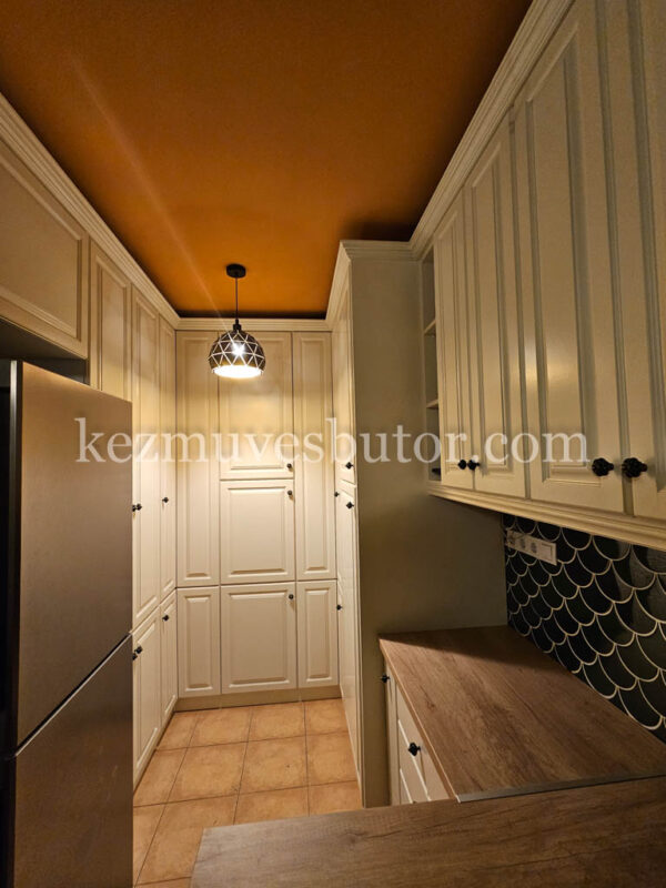 Okos tárolás tört fehér konyhában Tört fehér konyhabútor okos tárolási megoldásokkal, mennyezetig szekrényekkel