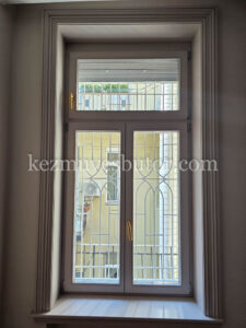 Díszes borítású ablak a Régiposta épületében – Budapest 5. kerület Díszes borítású ablak a Régiposta épületében, Budapest 5. kerület