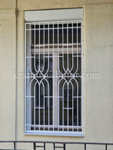 Díszes borítású ablak a Régiposta épületében – Budapest 5. kerület Díszes borítású ablak a Régiposta épületének körfolyosóján, Budapest 5. kerület