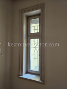 Díszes szegővel ellátott ablak a Régiposta épületében – Budapest 5. kerület Díszes szegővel ellátott ablak a Régiposta épületében, Budapest 5. kerület