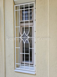 Díszes szegővel ellátott ablak a Régiposta gangján – Budapest 5. kerület Díszes szegővel ellátott ablak a Régiposta épületének gangján, Budapest 5. kerület