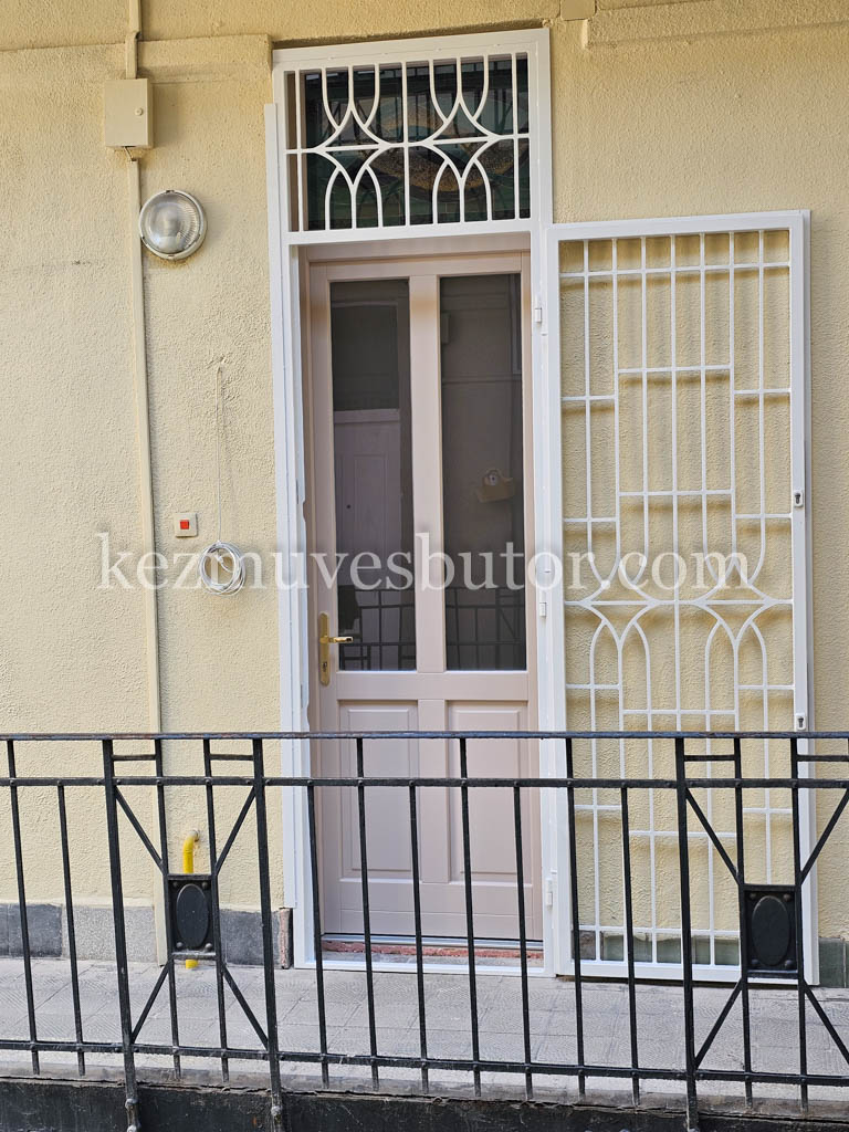 Díszes borítású bejárati ajtó a Régiposta épületében – Budapest 5. kerület Díszes borítású bejárati ajtó a Régiposta épületében, belváros, Budapest 5. kerület