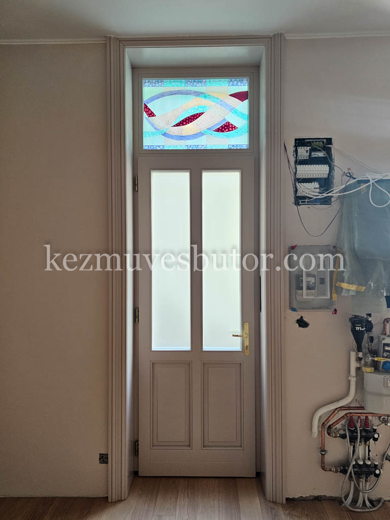 Díszes szegővel ellátott bejárati ajtó a Régiposta épületében – Budapest 5. kerület Díszes szegővel ellátott bejárati ajtó a Régiposta épületében, Budapest 5. kerület