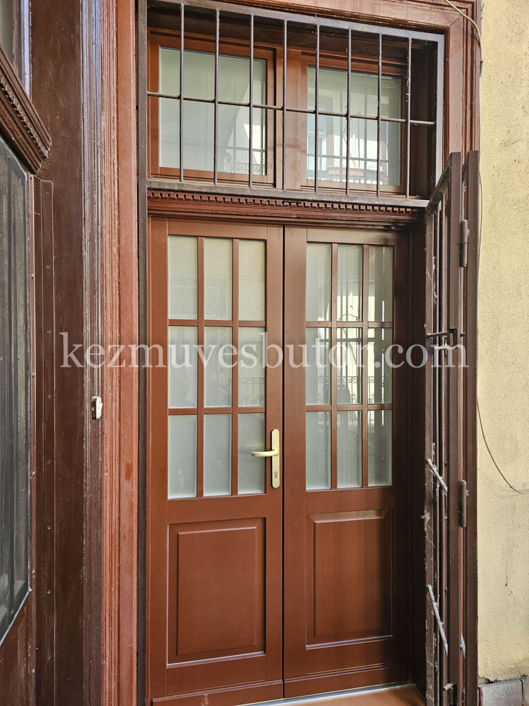 Barna kétszárnyú bejárati ajtó – Thököly, Budapest 7. kerület Barna kétszárnyú bejárati ajtó beépítve Thököly utcai társasházban, Budapest 7. kerület