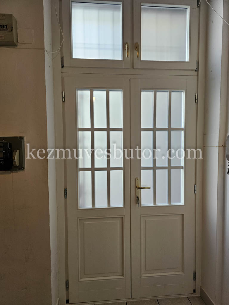 Barna kétszárnyú bejárati ajtó fehér kerettel – Thököly, Budapest 7. kerület Barna kétszárnyú bejárati ajtó fehér kerettel beépítve Thököly utcai társasházban, Budapest 7. kerület