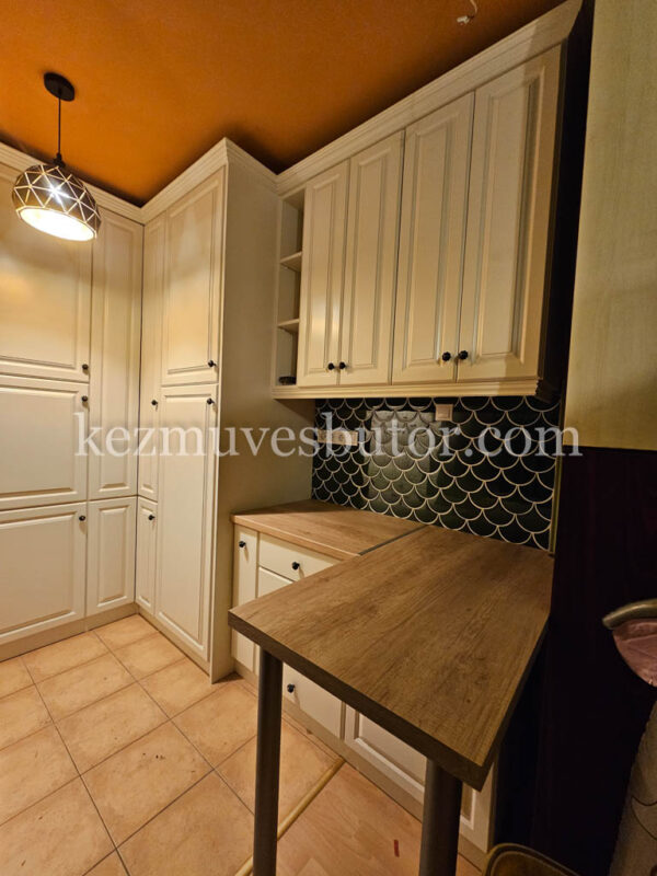 Tört fehér kompakt konyha mennyezetig beépített szekrényekkel Kompakt tört fehér konyhabútor kis konyhába, mennyezetig beépített szekrényekkel, praktikus elrendezéssel