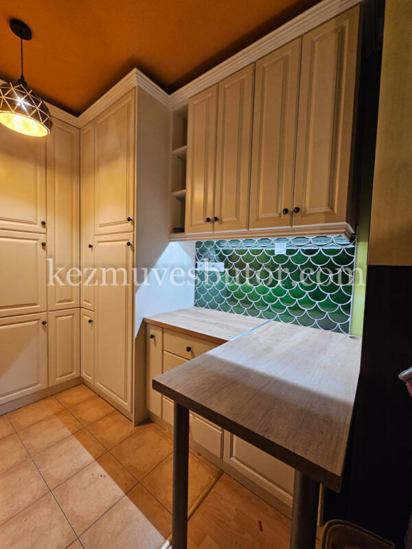 Tört fehér konyha sok szekrénnyel kis térben Modern tört fehér konyhabútor sok szekrénnyel kis térben, mennyezetig beépítve