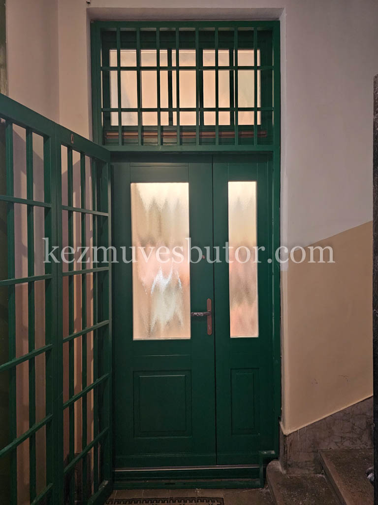 Zöld kétszárnyú bejárati ajtó – Budapest 8. kerület, belváros Zöld kétszárnyú bejárati ajtó beépítése Budapest 8. kerületében, belvárosi társasházban