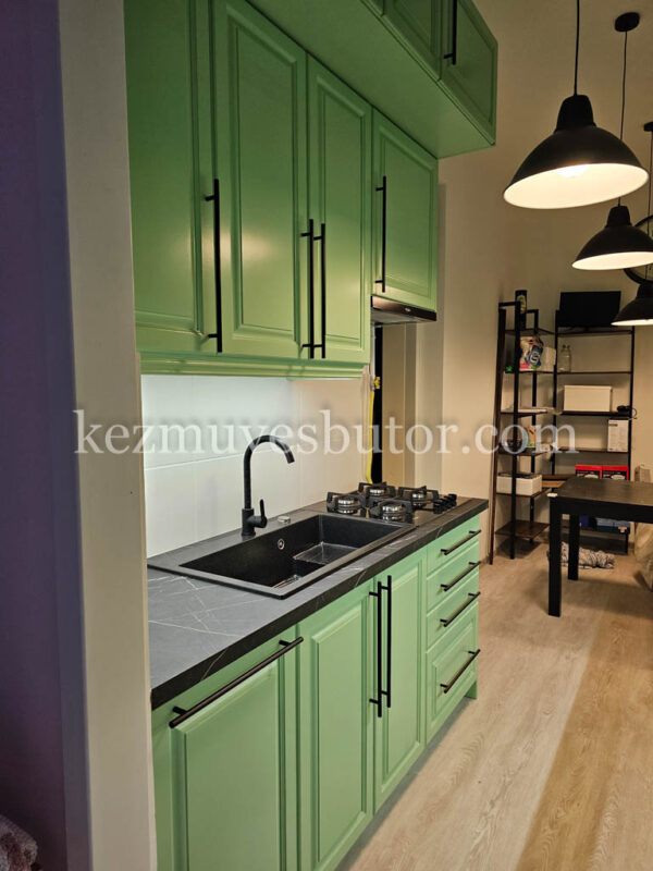 Modern zöld konyhabútor beépítve társasház konyhájába