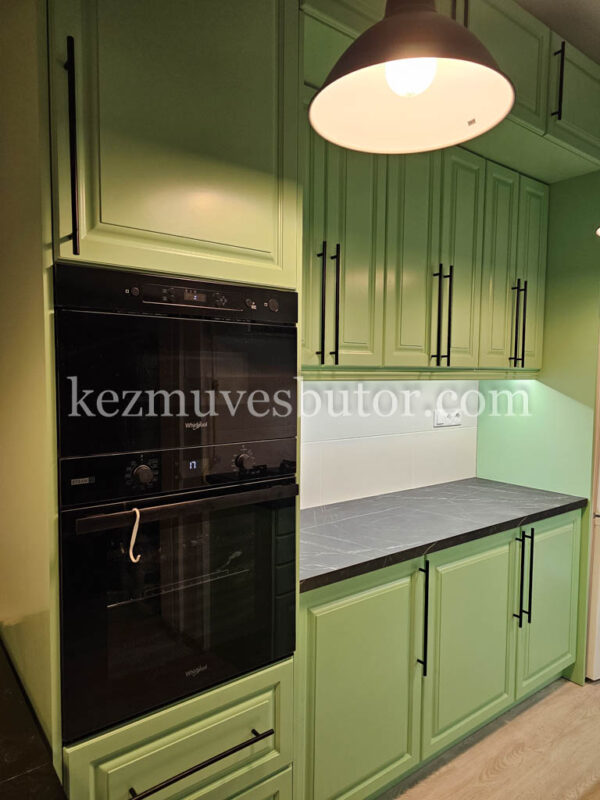 Modern zöld konyhabútor fekete fogantyúkkal beépítve konyhába