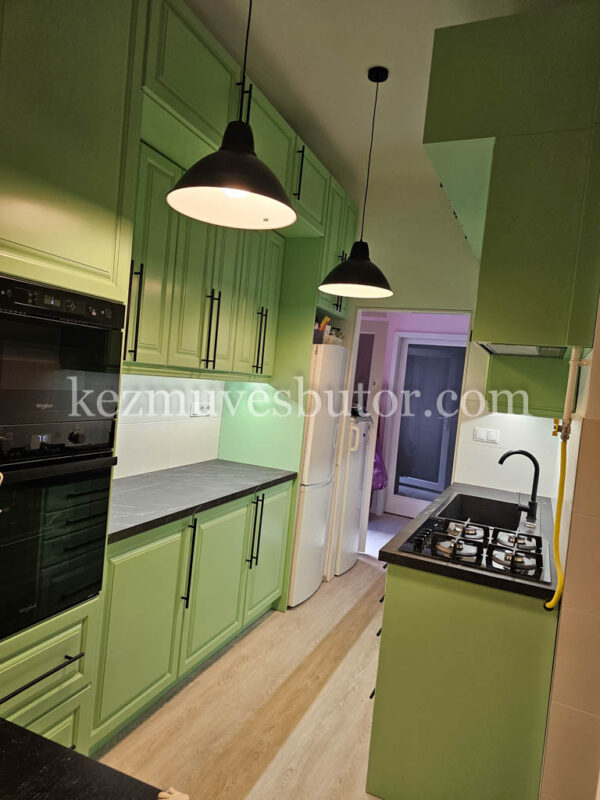 Modern zöld konyhabútor beépítve kicsi konyhába, praktikus elrendezéssel