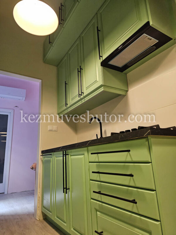 Modern zöld konyhabútor teljes magasságban, mennyezetig beépítve